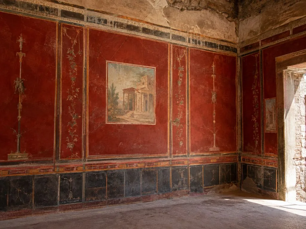 Il colonnato del Foro nella luce del mattino