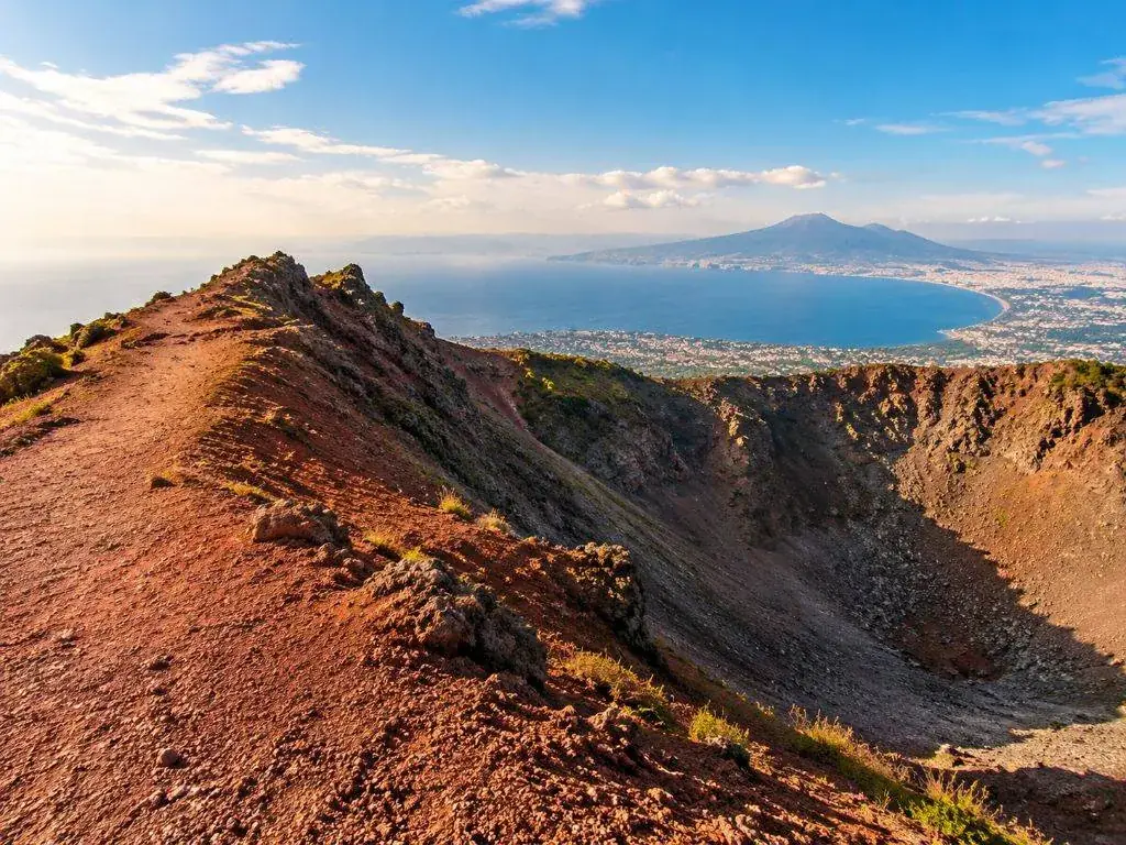 Visitatori in cammino lungo il basolato degli Scavi
