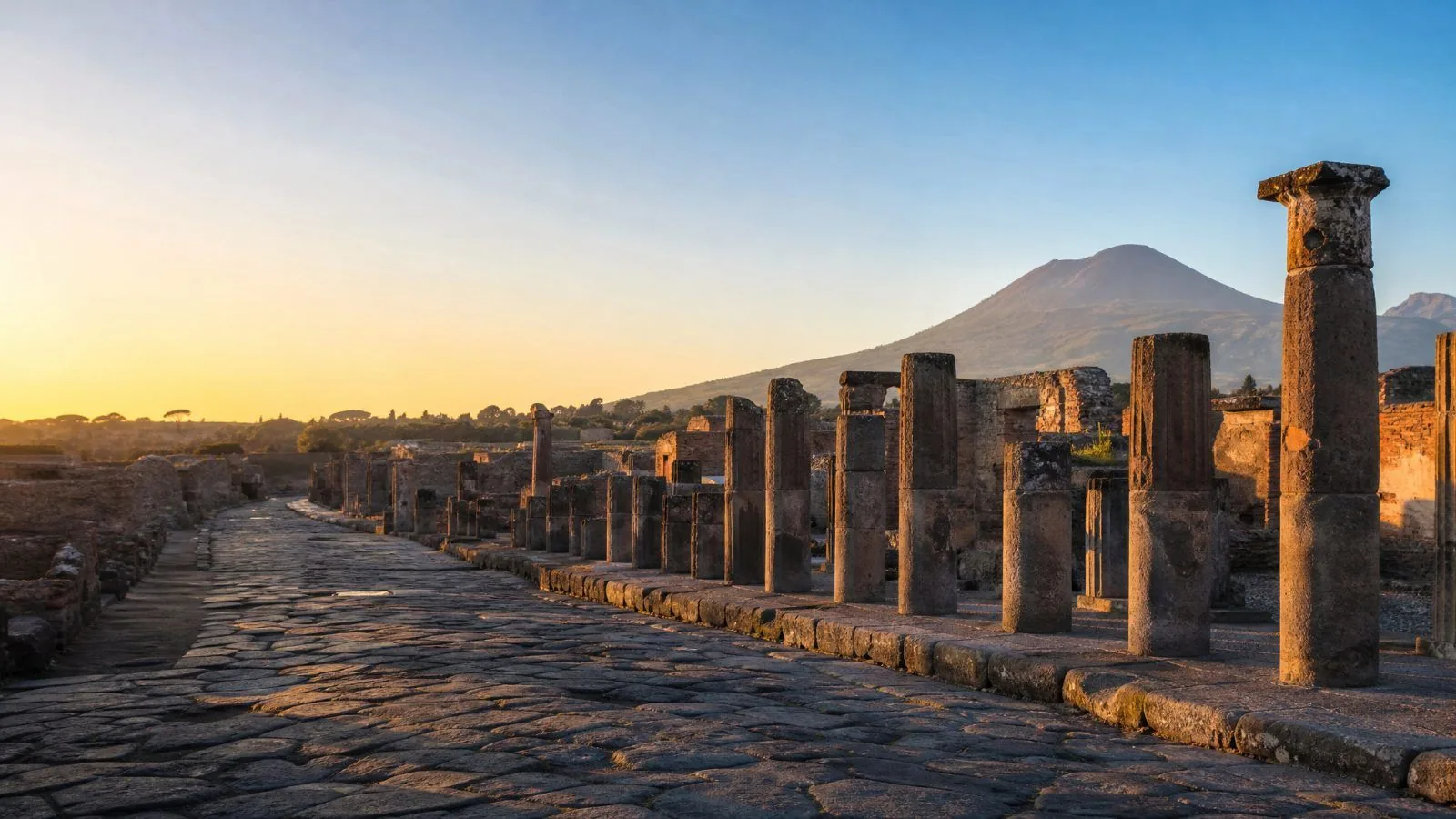 Il Foro di Pompei all’alba, con il Vesuvio sullo sfondo